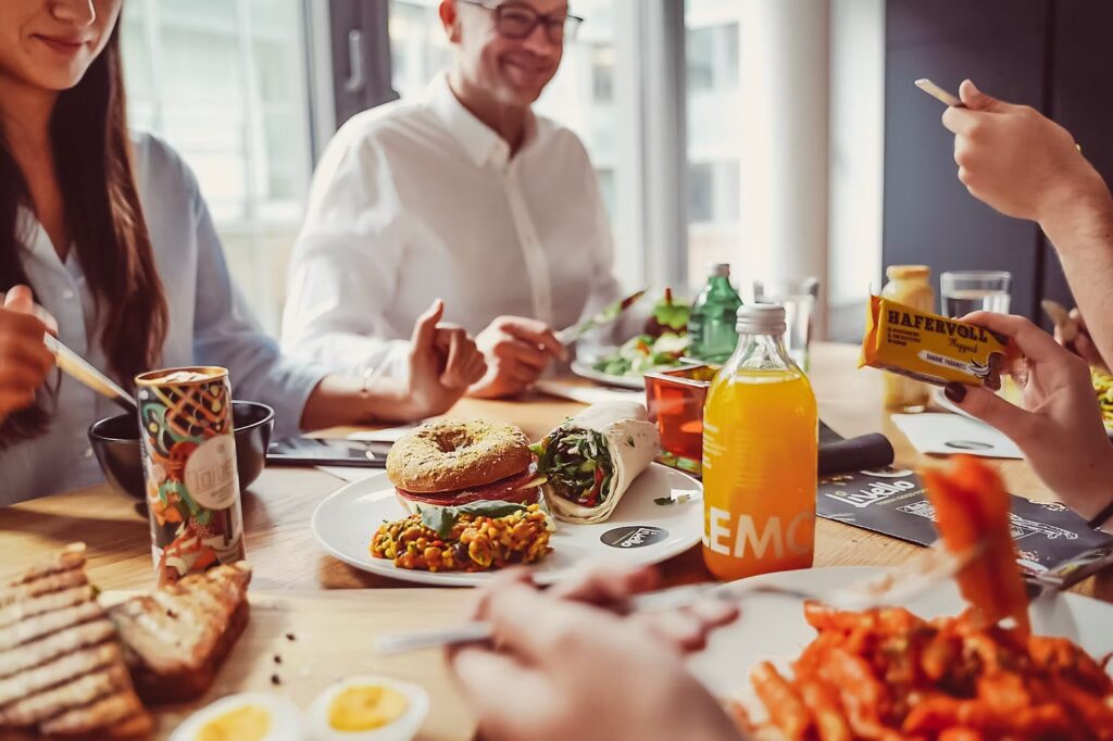Die Mittagspause im Büro: Wie Sie Ihre Betriebsverpflegung optimieren
